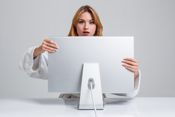 Naklejka premium young woman sitting in the table and using computer