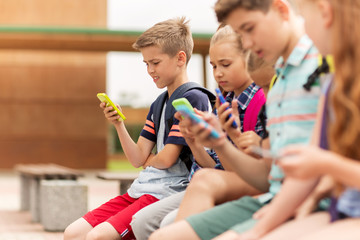 elementary school students with smartphones