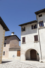 Fototapeta na wymiar Arco e finestre delle case di Valvasone