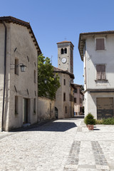 Fototapeta na wymiar Strada in pietra del borgo antico di Valvasone