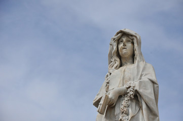 Estatua de un cementerio desgastada por el tiempo