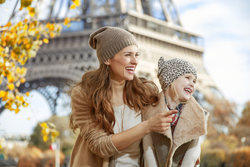 Fototapeta premium matka i córka turystów w Paryżu, wskazując na coś