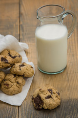 Plätzchen und Milch auf einem alten Holzuntergrund