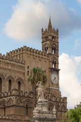 Fototapeta na wymiar Cattedrale di Palermo e Statua di Santa Rosalia