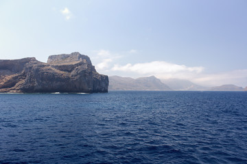 Fototapeta na wymiar Beautiful and calm sea surrounded by rocks