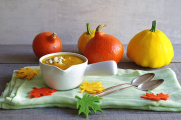 Kürbis-Zucchini-Suppe mit Feta Käse und Pfeffer