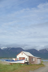 Fototapeta na wymiar Hütte mit Booten bei Svalbardseyri, Island