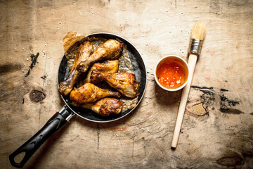 Fried chicken with tomato sauce.