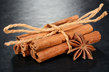 Zimtstangen mit Sternanis als Gewürze zu Weihnachten 
