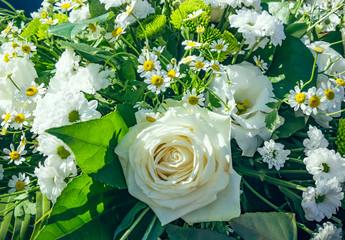 Obraz na płótnie Canvas bridal bouquet with white flowers