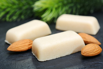 Rohmasse aus Marzipan als Marzipanbrot mit Mandeln