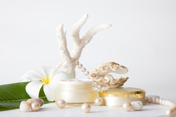 Nameless cosmetic container and pearl in shell decorated with pe