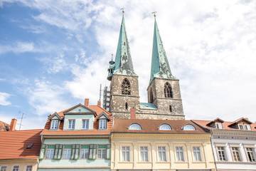 Obraz premium Hausfassaden und Kirchturm im Harz