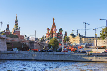 Obraz premium Вид на Москворецкую улицу в Москве