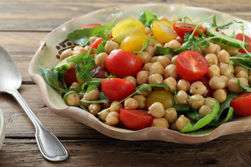insalata vegetariana di ceci pomodori rucola e cetrioli