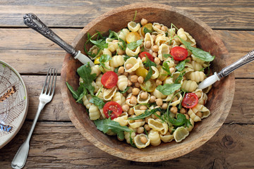 ceci insalata di pasta fredda con pomodori e rucola