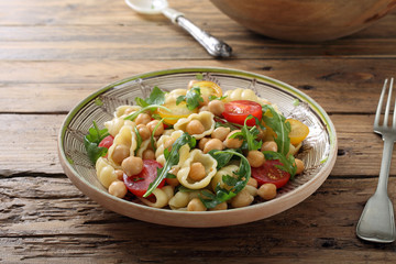 ceci insalata di pasta fredda con pomodori e rucola
