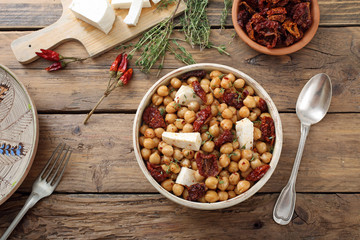 ceci insalata con pomodori secchi e formaggio sfondo tavolo di cucina rustico