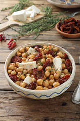 ceci insalata con pomodori secchi e formaggio sfondo tavolo di cucina rustico