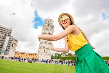 Handdoek met foto De scheve toren Young female traveler having fun in front of the famous leaning tower in Pisa old town in Italy. Happy vacations in Italy  © rh2010