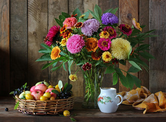 Obraz na płótnie Canvas Still life with bouquet and fruit.