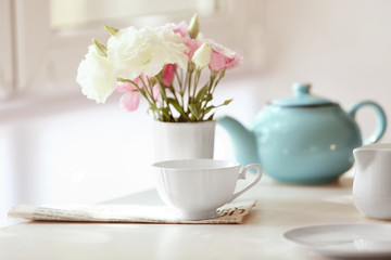Obraz na płótnie Canvas Cup of tea with flowers on table