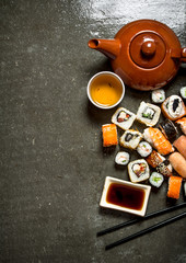 The rolls and sushi with herbal tea.