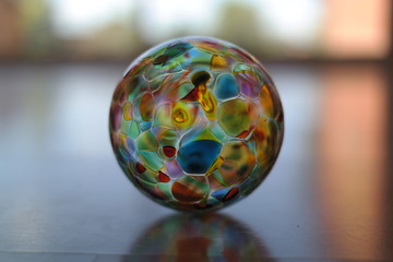 Boule de Noël en verre, invite à la rêverie.