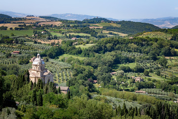 Obraz premium paysage de campagne en Toscane avec une église