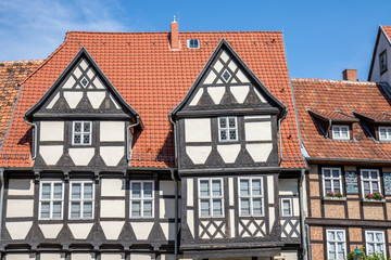 Häuserfront Fachwerk Architektur mit blauem Sommerhimmel