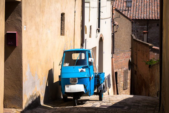 petit camion &agrave; trois roues dans les rues d'un village italien