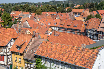 Fototapeta na wymiar Hausfassade und Panorama in der Altstadt von Quedlingburg