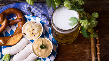 Weißwurst, Brezn und ein Helles aud Holzblatt von oben