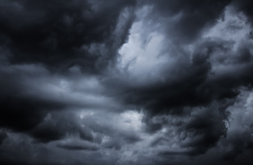 Fond de ciel dramatique noir et blanc orageux nuageux