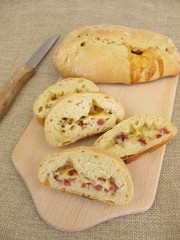 Gefülltes Pizza-Brötchen mit Käse und Schinken