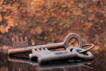 Schlüsselbund mit alten verrosteten Schlüsseln