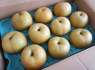 箱詰めされた梨