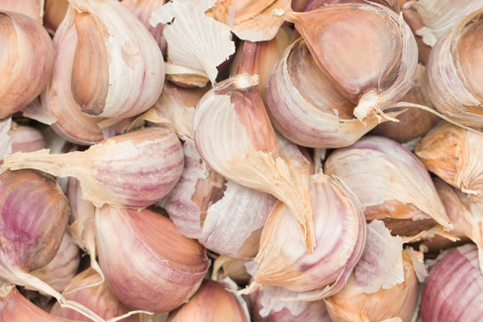 cloves of garlic as a background