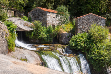 Cascada y molinos de agua del río Barosa en Barro, Pontevedra (España)