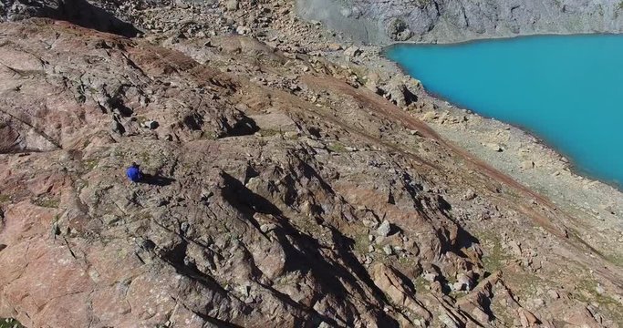 Pilota di droni in alta montagna