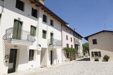 Fototapeta na wymiar Antico caseggiato, Valvasone