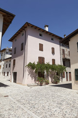 Strade e case in pietra, Valvasone