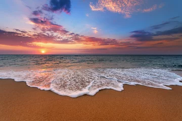 Foto op Plexiglas Kleurrijke oceaan strand zonsopgang. © vrstudio