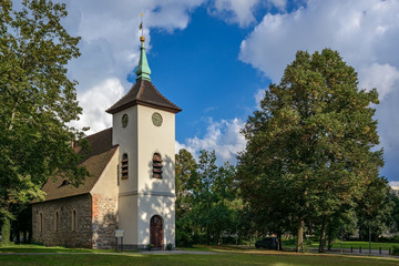 Fototapeta na wymiar Dorfkirche und Dorfanger in Alt-Reinickendorf (Ansicht von Westen)