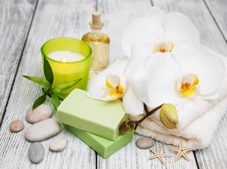 Obraz na płótnie Canvas Spa products and white orchids