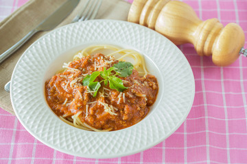 spaghetti bolognese with tomato sauce