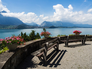 Bancos en el patio de la Iglesia de Merligen a orillas del lago Thun en Suiza InterlakenOLYMPUS DIGITAL CAMERA