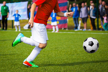 Obraz premium Boy Playing Soccer Game