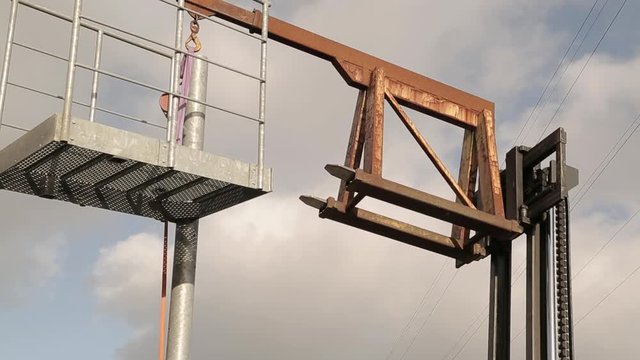 Forklift with crane mount lifting platform for staircase