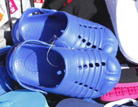 Sommerschuhe auf einem Schuhregal